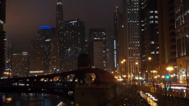 Ночные Часы Показывающие Движение Центре Чикаго — стоковое видео