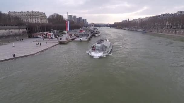 Barco Navegando Rio Sena Paris — Vídeo de Stock