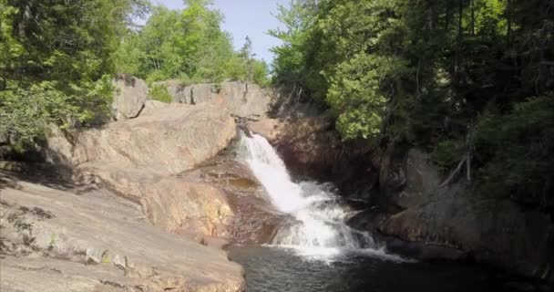 Una Cascada Sobre Una Piscina Small Falls Maine — Vídeos de Stock