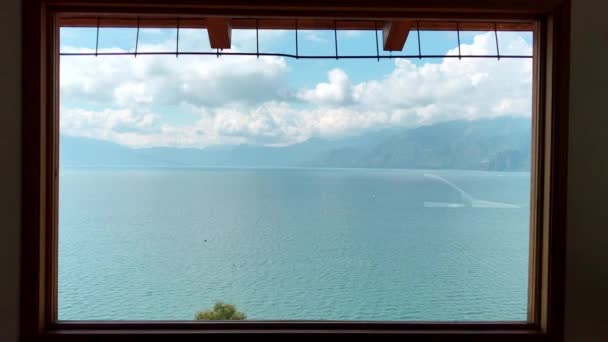 Mirando Por Una Ventana Lago Atitlán Guatemala — Vídeo de stock