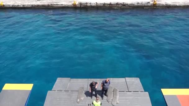 Schip Arriveert Tinos Deuren Zijn Open Zeemannen Wachten Het Schip — Stockvideo