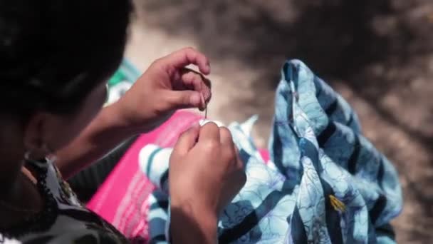 Domorodá Žena Guatemaly Tkající Tradiční Guipil — Stock video