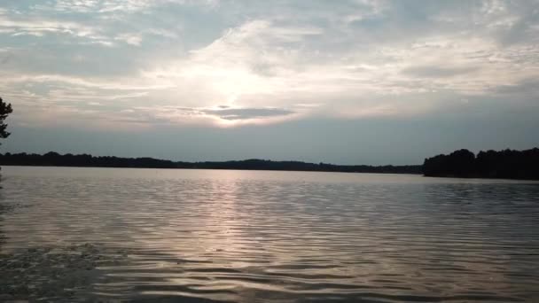 日落时分在湖面上空飞行的无人机 — 图库视频影像