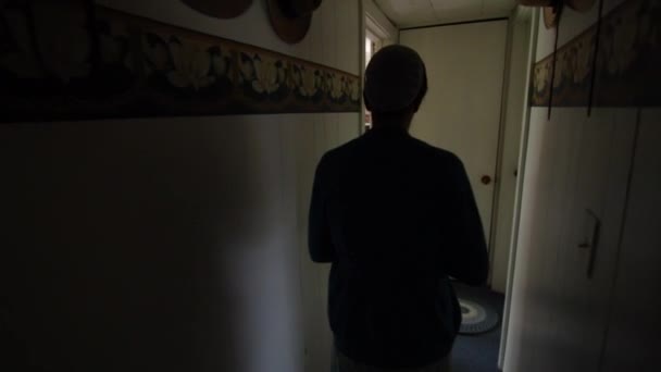 메노파 출신의한 여자가 방으로 들어가 컴퓨터 동작으로 — 비디오