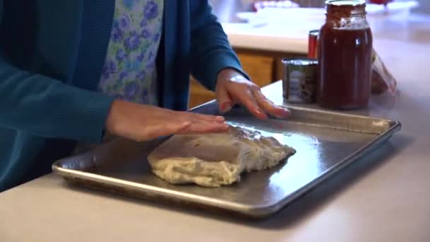 一个门诺派女人在厨房里揉面 — 图库视频影像