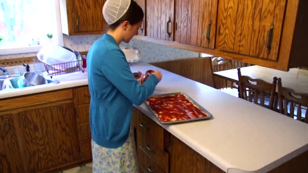 Uma Jovem Menonita Prepara Comida — Vídeo de Stock