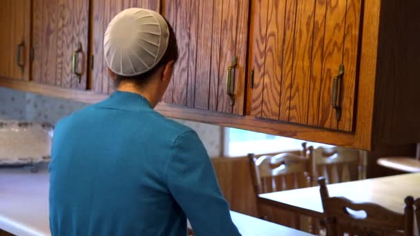 Mennonit Kvinna Tillagar Rätt Sitt Hemkök Slow Motion — Stockvideo