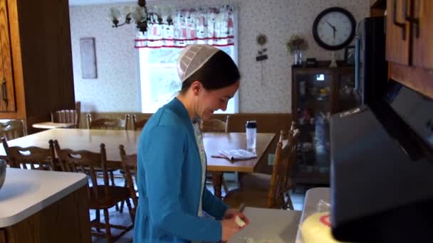 메노파 부엌에서 동작으로 음식을 준비하면서 미소를 이야기를 나누는 — 비디오