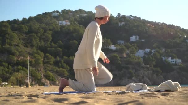 Frau Praktiziert Yin Yoga Strand — Stockvideo