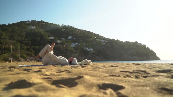 Kobieta Relaksująca Się Ćwicząca Jogę Plaży — Wideo stockowe