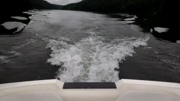 从快艇的船尾望去 一艘快艇发出的加速的觉醒的伟大镜头 — 图库视频影像