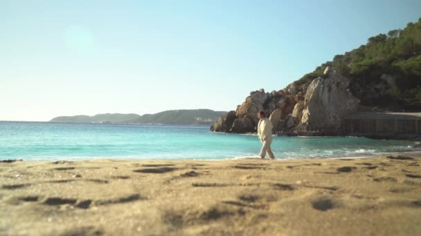 Mulher Bonita Com Vestido Branco Andando Longo Linha Shore Praia — Vídeo de Stock
