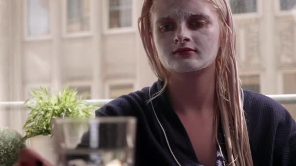 Menina Com Máscara Facial Bebe Copo Água — Vídeo de Stock