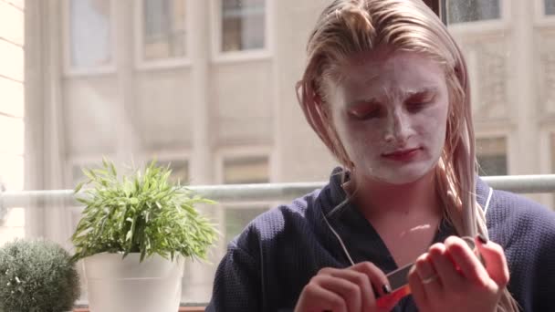 Chica Con Mascarilla Archivando Sus Uñas Cámara Lenta — Vídeos de Stock