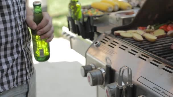 Bira Şişesi Izgaranın Yanında Açılıyor — Stok video