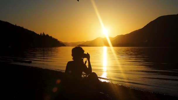 Silhueta Mulher Que Tira Uma Foto Pôr Sol — Vídeo de Stock