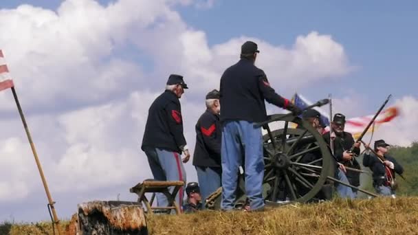 Union Soldier Waving Flag — Stock video