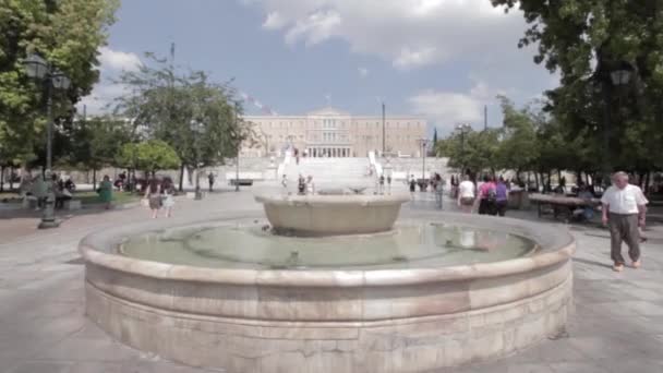 Brunnen Auf Dem Syntagma Platz Athen Das Griechische Parlament Hintergrund — Stockvideo
