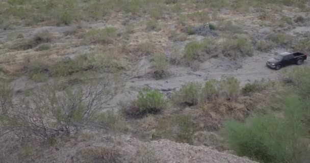 Drone Dolly Sobre Camión Blanco Revelando Montañas Horizonte Detrás Paisaje — Vídeo de stock