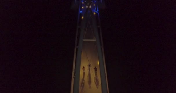 Letecká Pánev Dronů Nad Modře Osvětleným Mostem Noci Malou Skupinkou — Stock video
