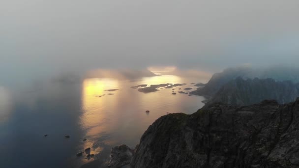 Drone Schot Festvgtind Lofoten Noorwegen Tijdens Middernachtzon — Stockvideo