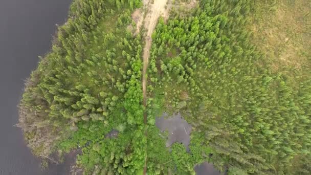 Όχημα Εκτός Δρόμου Περνάει Κοντά Από Μια Λίμνη Στον Καναδά — Αρχείο Βίντεο