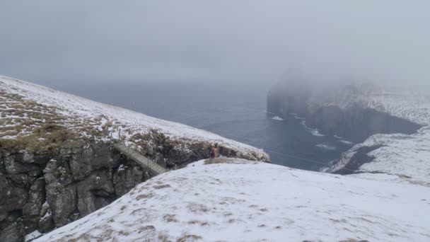 Senderismo Paisaje Dramático Las Islas Feroe Invierno — Vídeo de stock