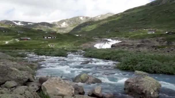 Norveç Dağlarında Bir Derenin Yanındaki Kulübeler — Stok video
