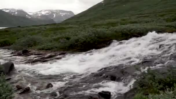 Norveç Dağlarında Hızlı Akan Şelale Ardından Sağanak Yağış — Stok video
