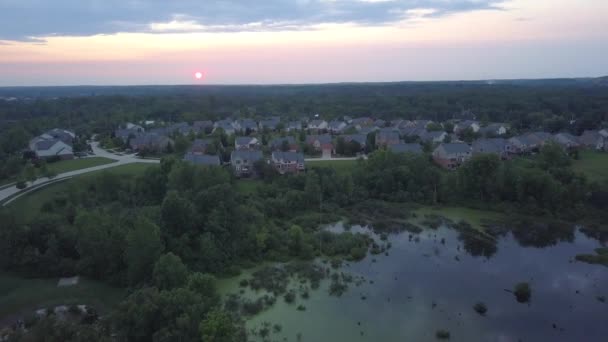 Drohnenangriff Auf Wohngebiet Bei Sonnenuntergang — Stockvideo
