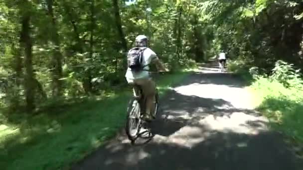 Primer Plano Del Ciclismo Adolescente Sendero Pavimentado Bosque — Vídeos de Stock