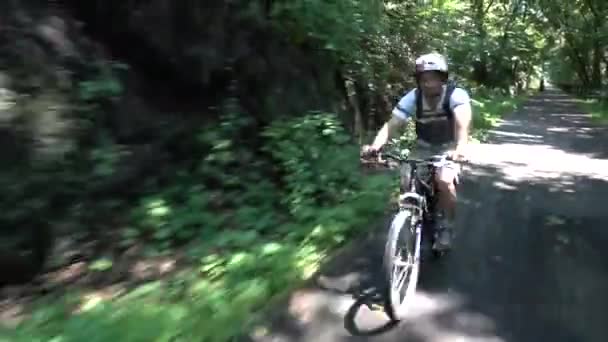 Primo Piano Ragazzo Adolescente Bicicletta Sentiero Asfaltato Una Foresta — Video Stock