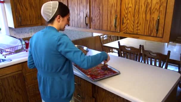 Uma Mulher Menonita Fala Enquanto Prepara Comida Sua Casa — Vídeo de Stock