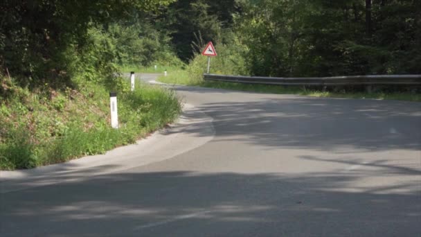 언덕을 천천히 오르는 자전거 선수들 — 비디오