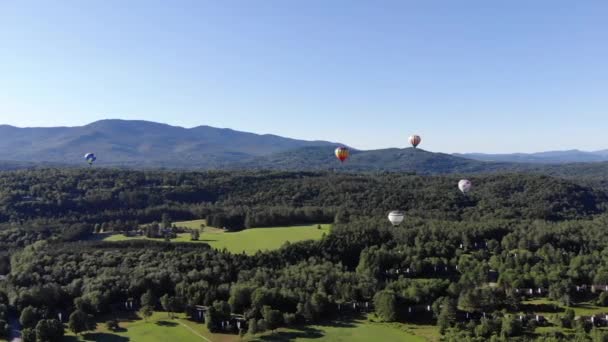 Hot Air Ballons Flying Stowe Vermont — Stock Video