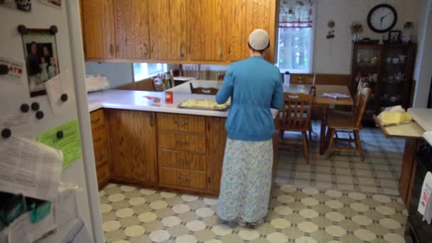 Uma Mulher Menonita Cozinhando Sua Cozinha Fazenda — Vídeo de Stock