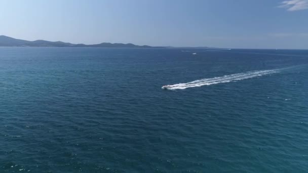 Tiro Aéreo Velocidade Barco Mar Câmera Lenta — Vídeo de Stock