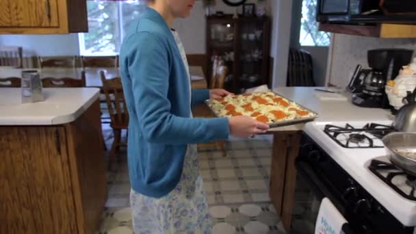 Una Mujer Menonita Sonríe Mientras Pone Una Pizza Casera Horno — Vídeos de Stock