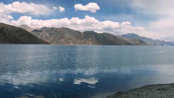 Eine Echtzeitaufnahme Des Pangong Tso Sees Indien Mit Dem Himalaya — Stockvideo