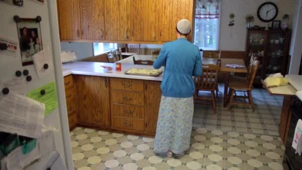 Una Donna Mennonita Che Cucina Nella Sua Cucina Casalinga Rallentatore — Video Stock