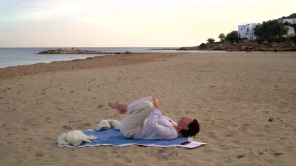 Инь Йога Моря Занятия Йогой Пляже Восходе Солнца Давать Указания — стоковое видео