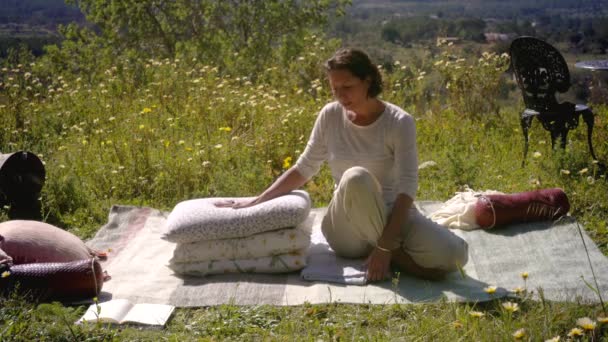 Ejercicio Yoga Mujer Yin Naturaleza Verde Ibiza Dar Instrucciones También — Vídeos de Stock