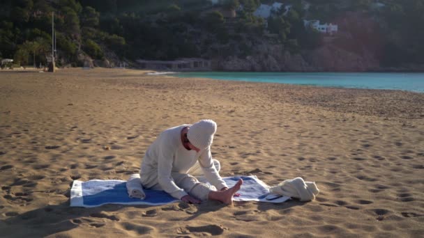 Vrouw Het Strand Doet Yin Yoga Tijdens Zonsondergang Zonsopgang — Stockvideo