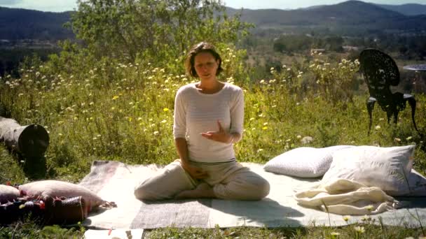 Žena Jin jóga cvičení v zelené přírodě na Ibize. Dávám instrukce také. Online kurz.