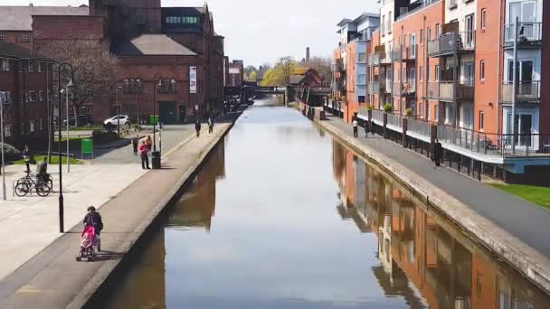 Timelapse Människor Som Går Längs Shropshire Union Canal Main Line — Stockvideo