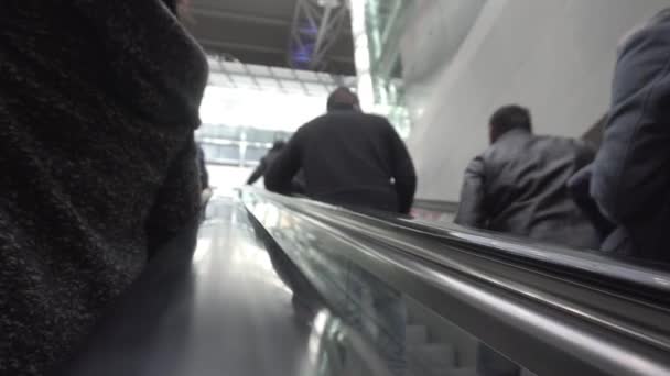 Άνθρωποι Στις Κυλιόμενες Σκάλες Ανεβαίνουν — Αρχείο Βίντεο