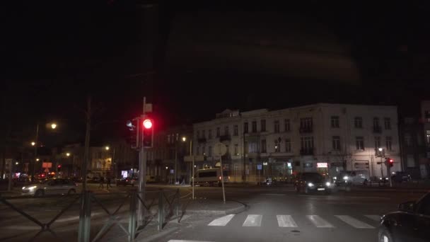 Czerwone Światło Drogowe Przejeżdżającym Samochodem Drodze — Wideo stockowe
