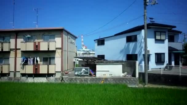 Kilátás Vonat Ablakán Kívül Elhaladó Vidéki Japán Vidéken Házak Autók — Stock videók