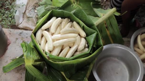 Blízký Záběr Africké Ženy Připravující Tradiční Africké Jídlo Pařených Banánů — Stock video
