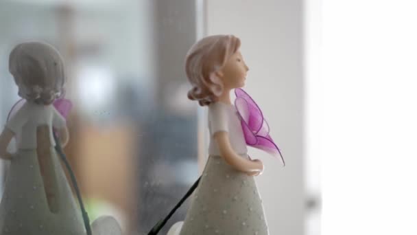 Close Bela Artesanal Mulher Cerâmica Figurine Segurando Flores Roxas Cinemático — Vídeo de Stock